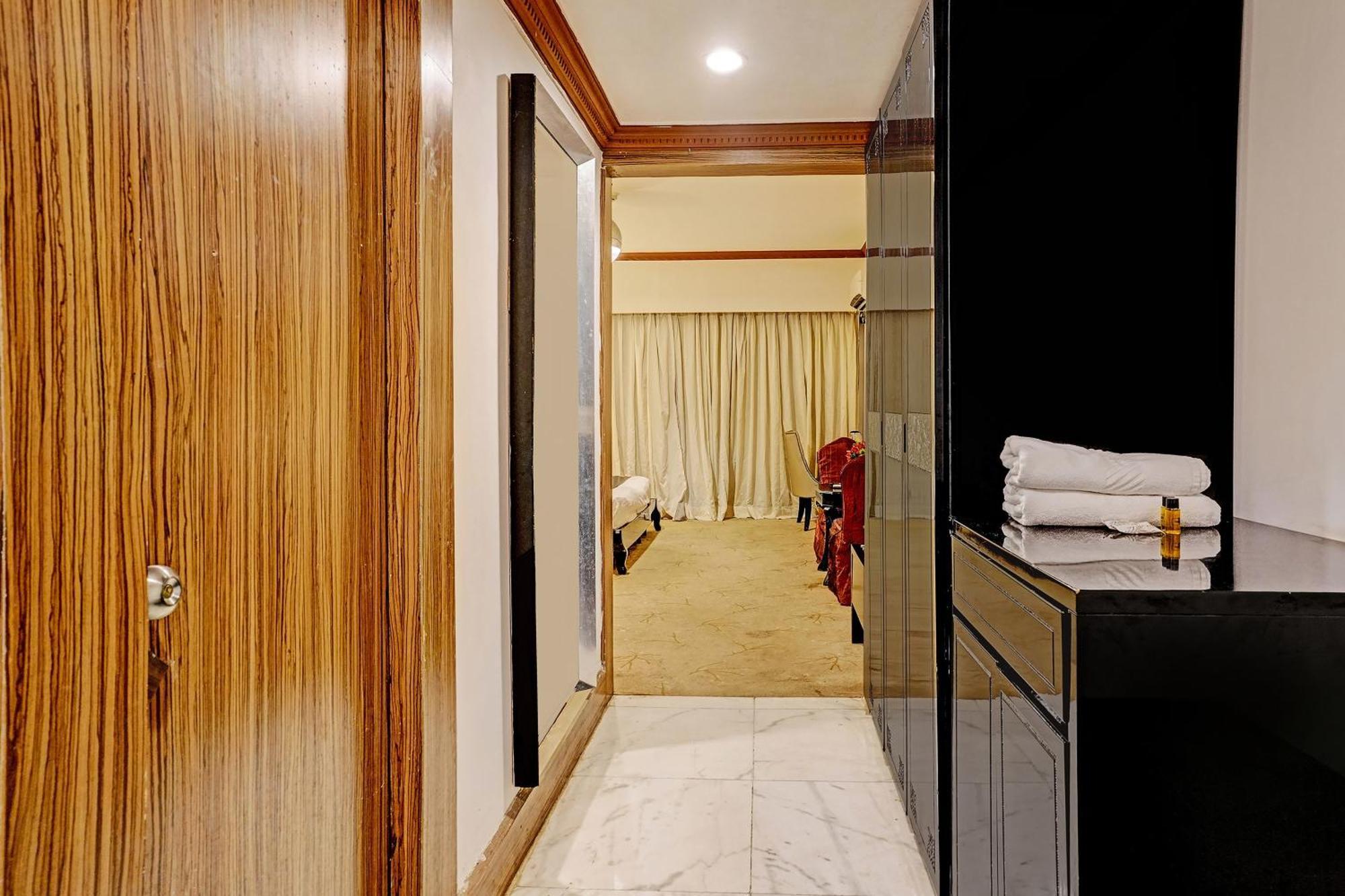 Townhouse 809 Royal Palms Hotel - Rose Collection Мумбаи Экстерьер фото